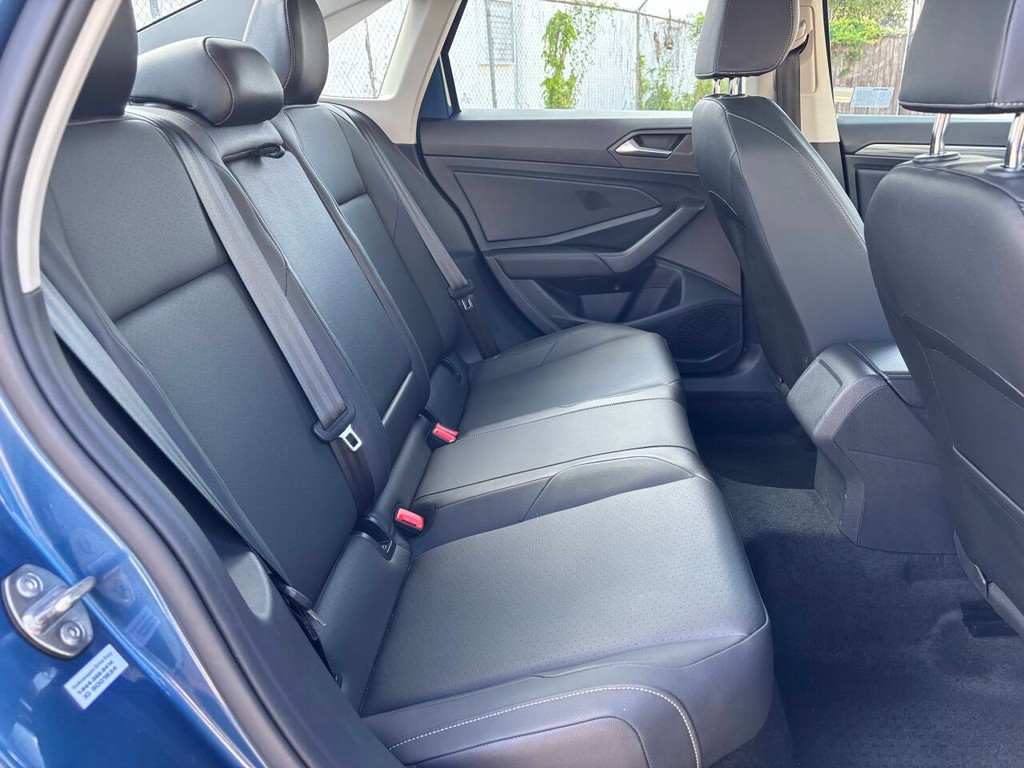 Volkswagen Jetta Vehicle Full-screen Gallery Image 15
