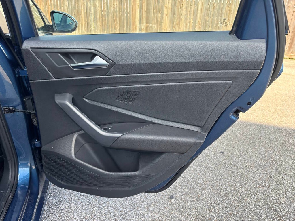 Volkswagen Jetta Vehicle Full-screen Gallery Image 16