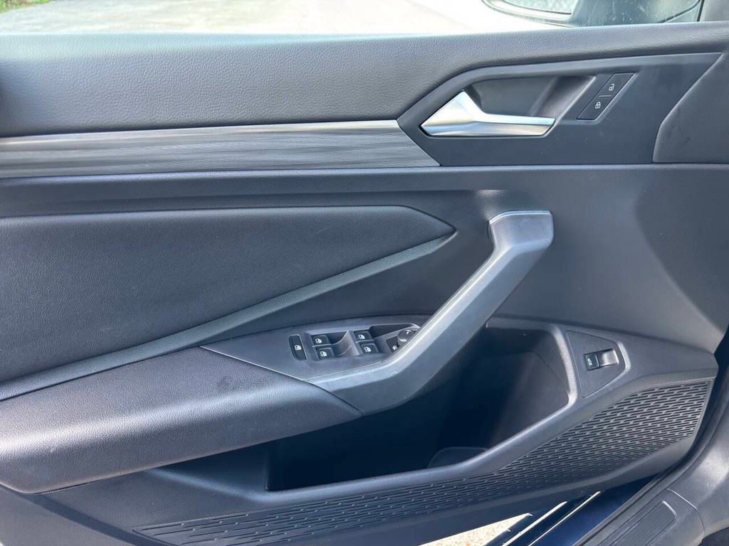 Volkswagen Jetta Vehicle Full-screen Gallery Image 25