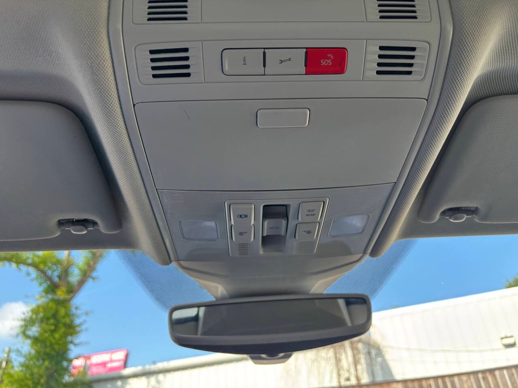 Volkswagen Jetta Vehicle Full-screen Gallery Image 26
