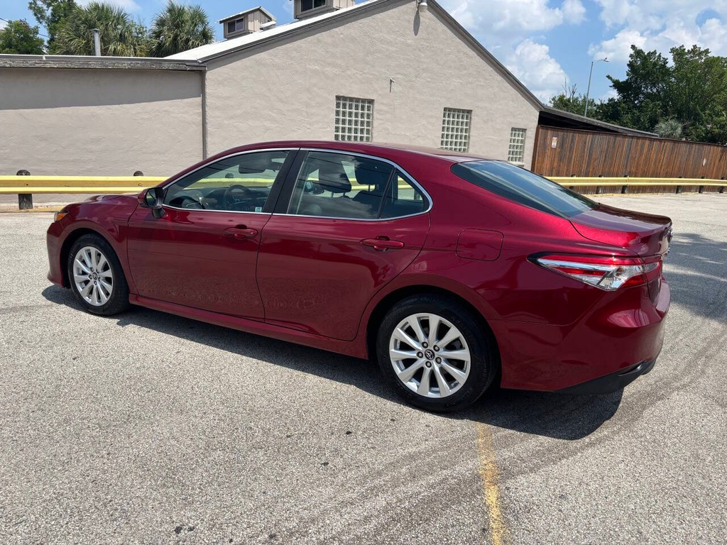 Toyota Camry Vehicle Full-screen Gallery Image 05