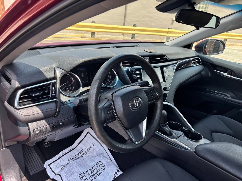 Toyota Camry Vehicle Full-screen Gallery Image 08