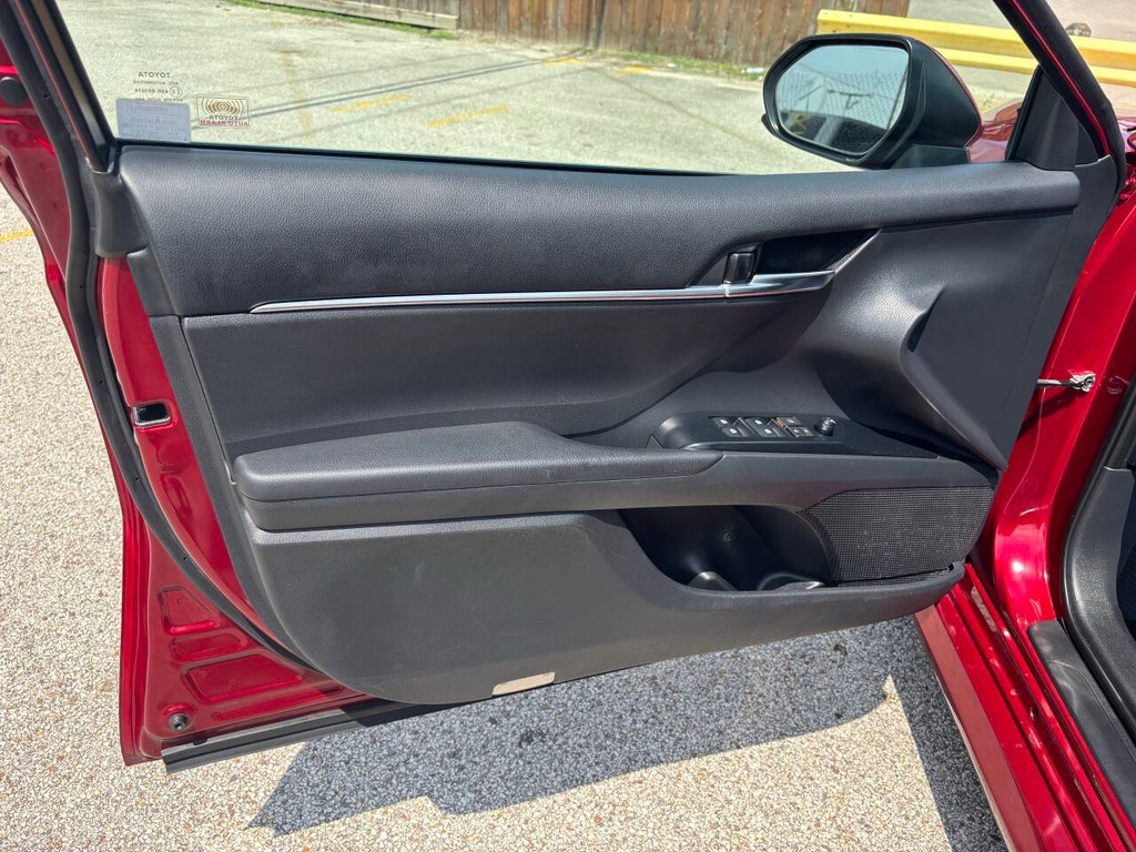 Toyota Camry Vehicle Full-screen Gallery Image 10