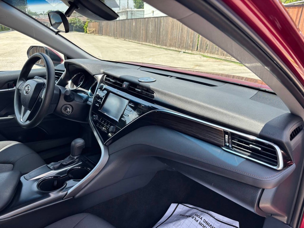 Toyota Camry Vehicle Full-screen Gallery Image 11