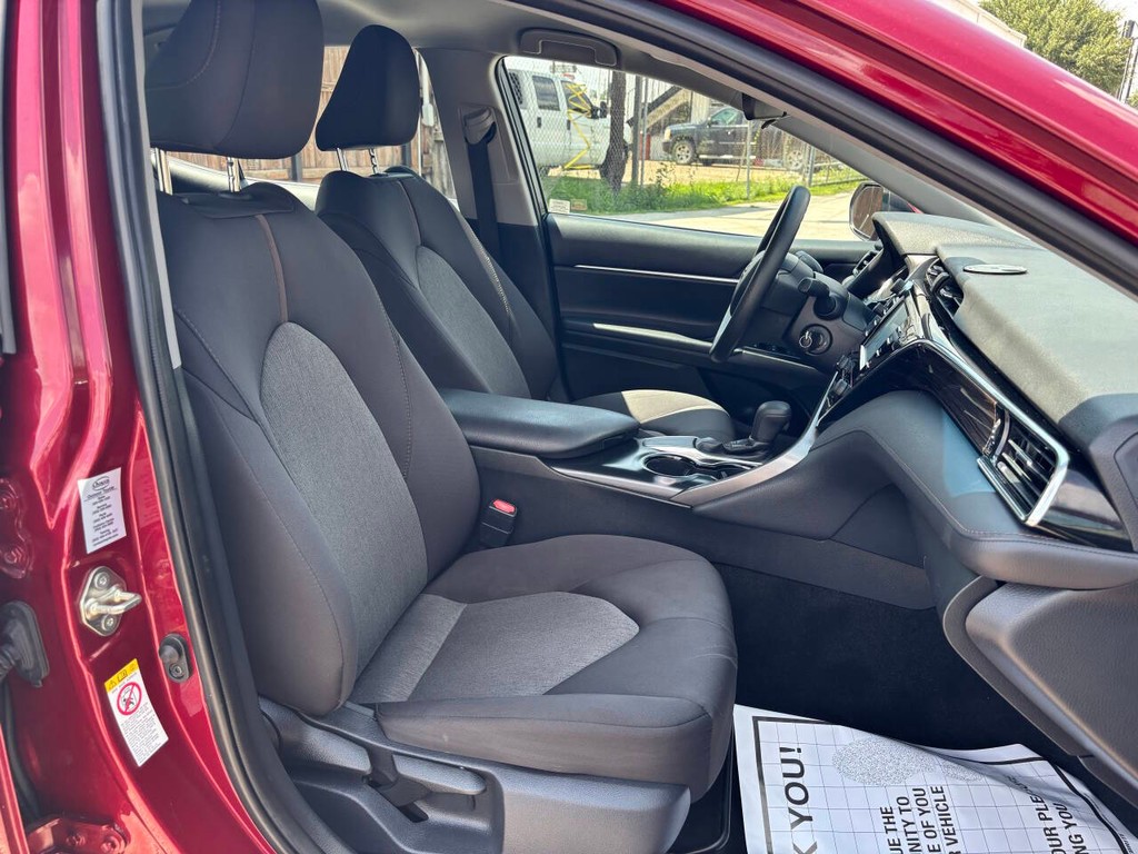 Toyota Camry Vehicle Full-screen Gallery Image 12