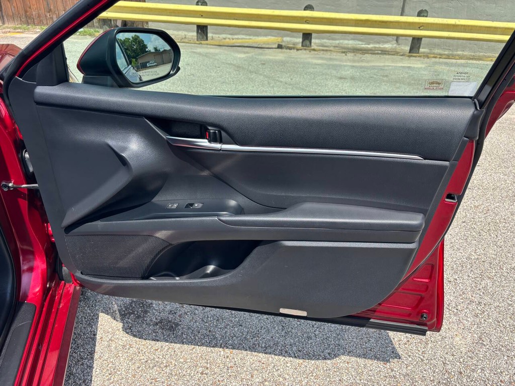 Toyota Camry Vehicle Full-screen Gallery Image 13