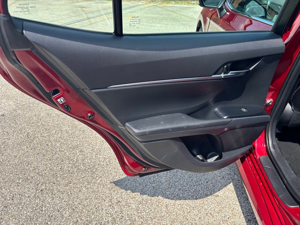 Toyota Camry Vehicle Full-screen Gallery Image 15