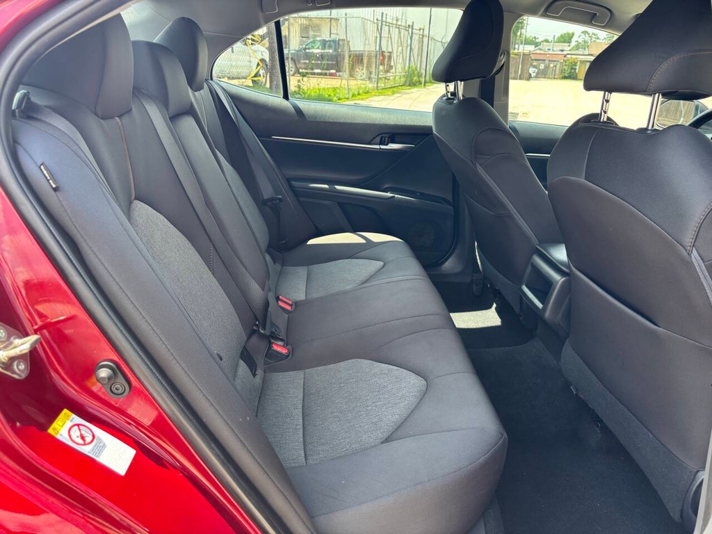 Toyota Camry Vehicle Full-screen Gallery Image 16