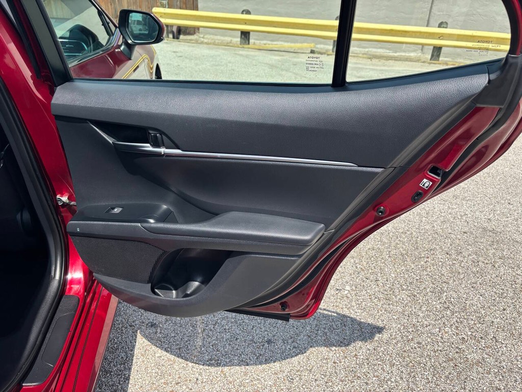 Toyota Camry Vehicle Full-screen Gallery Image 17