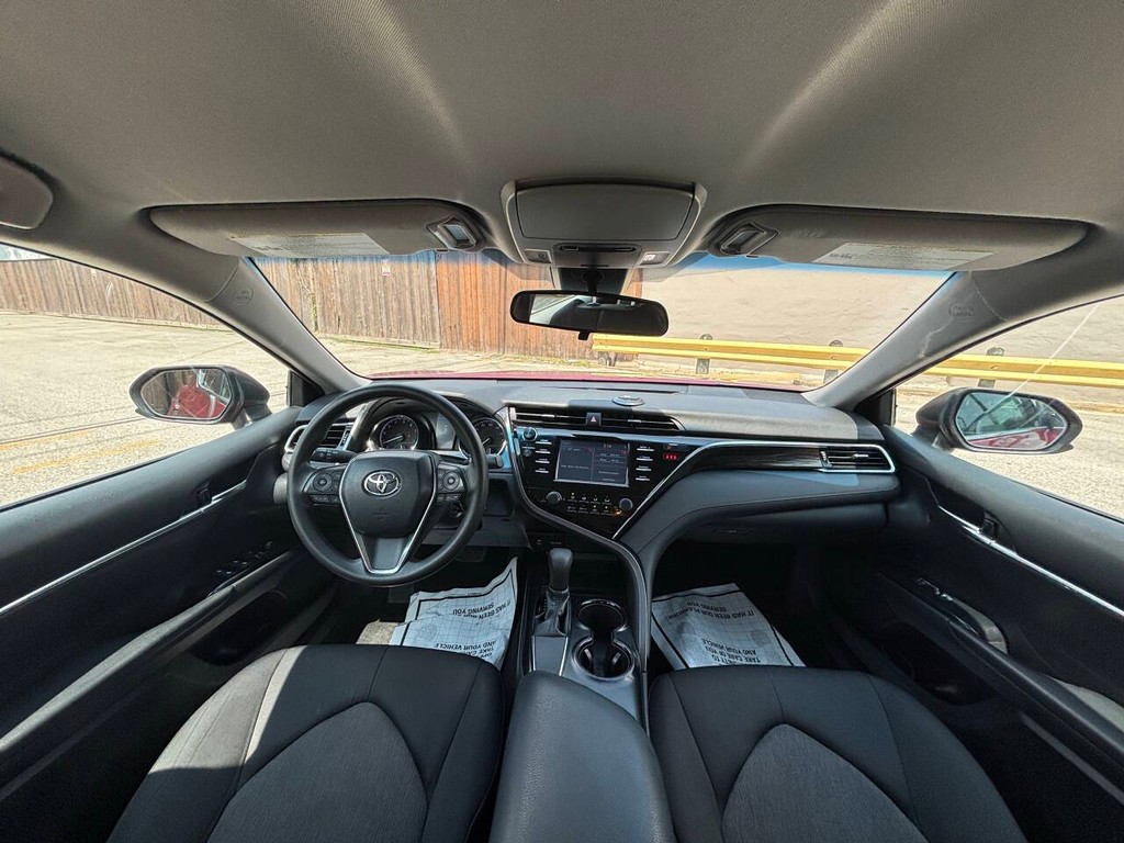 Toyota Camry Vehicle Full-screen Gallery Image 18