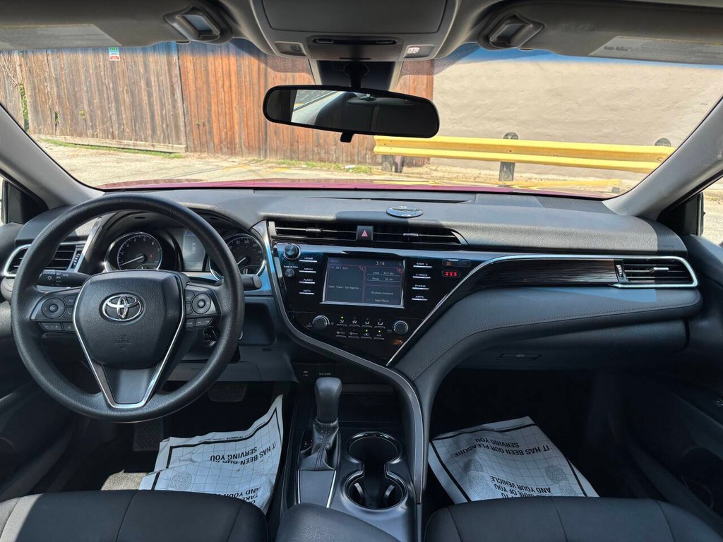 Toyota Camry Vehicle Full-screen Gallery Image 19