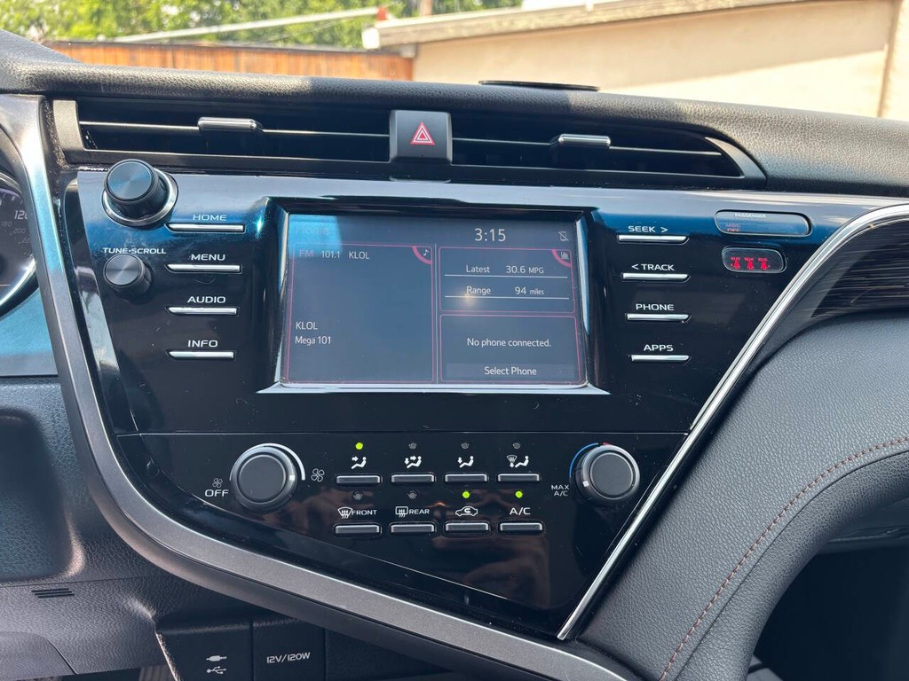 Toyota Camry Vehicle Full-screen Gallery Image 20
