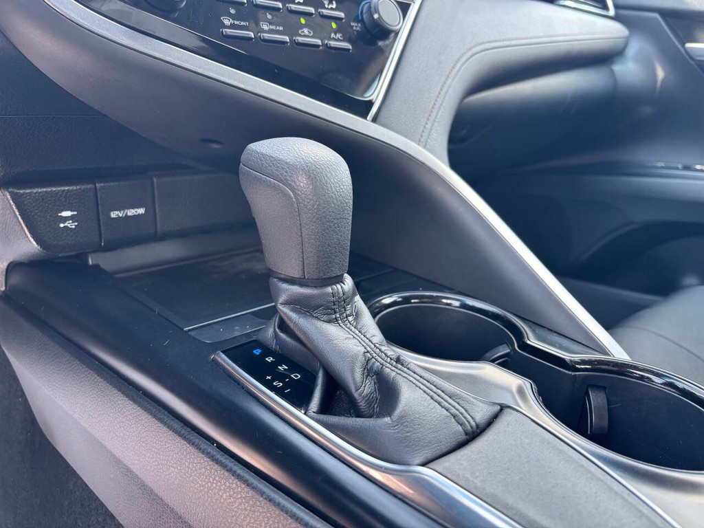 Toyota Camry Vehicle Full-screen Gallery Image 22