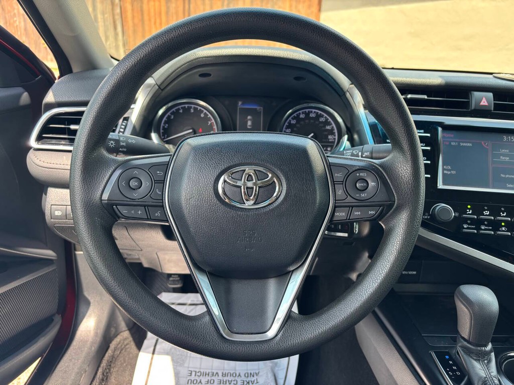 Toyota Camry Vehicle Full-screen Gallery Image 23