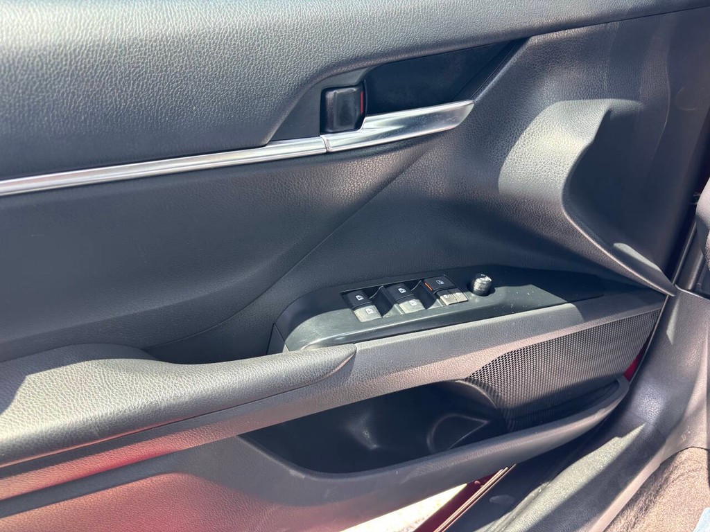 Toyota Camry Vehicle Full-screen Gallery Image 26