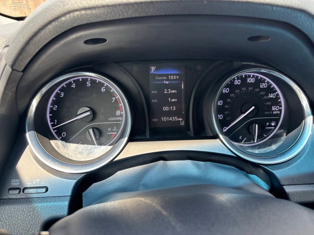 Toyota Camry Vehicle Full-screen Gallery Image 27