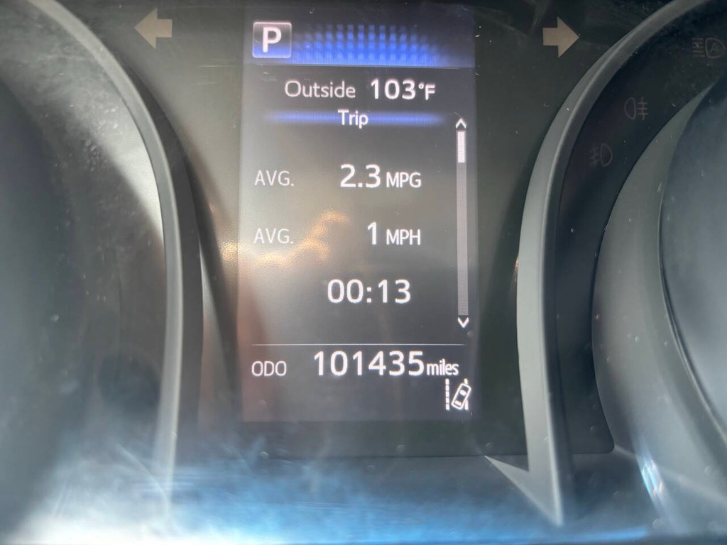 Toyota Camry Vehicle Full-screen Gallery Image 28