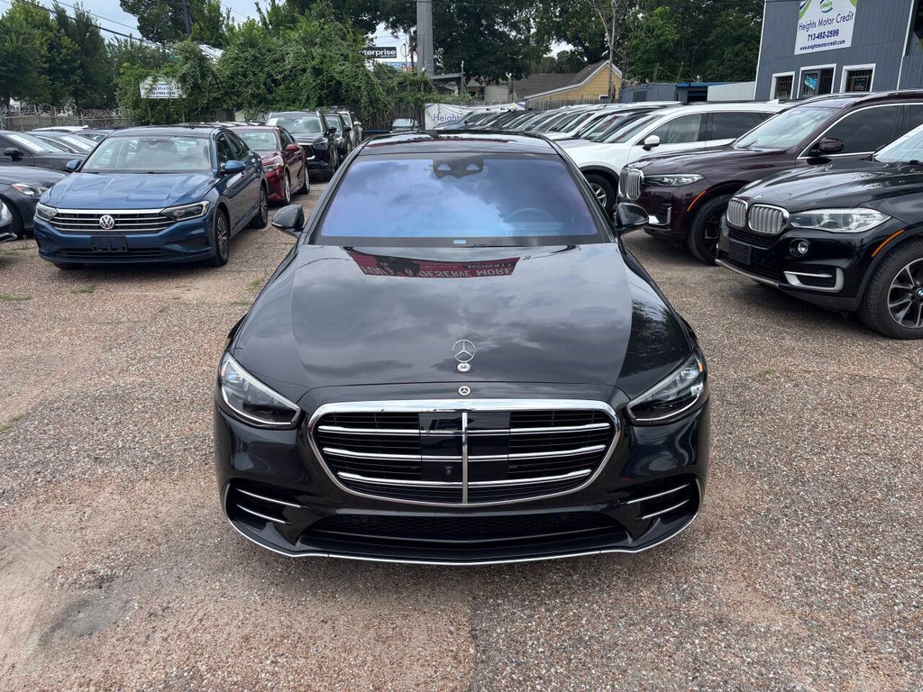 Mercedes-Benz S-Class Vehicle Full-screen Gallery Image 02