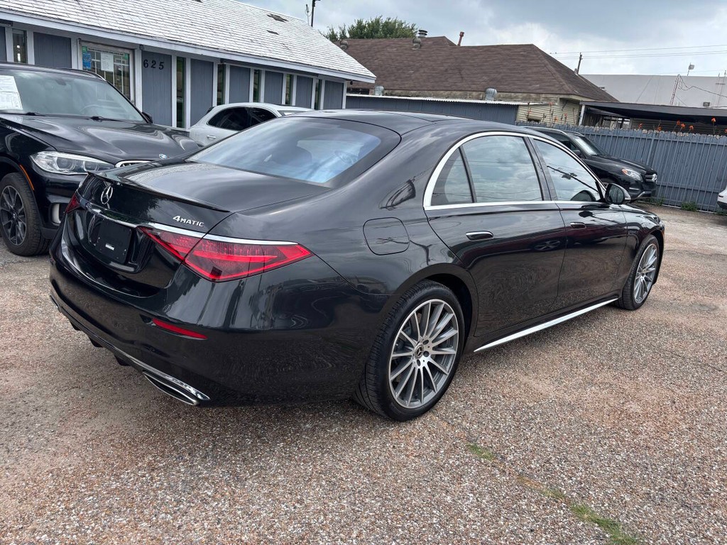 Mercedes-Benz S-Class Vehicle Full-screen Gallery Image 06