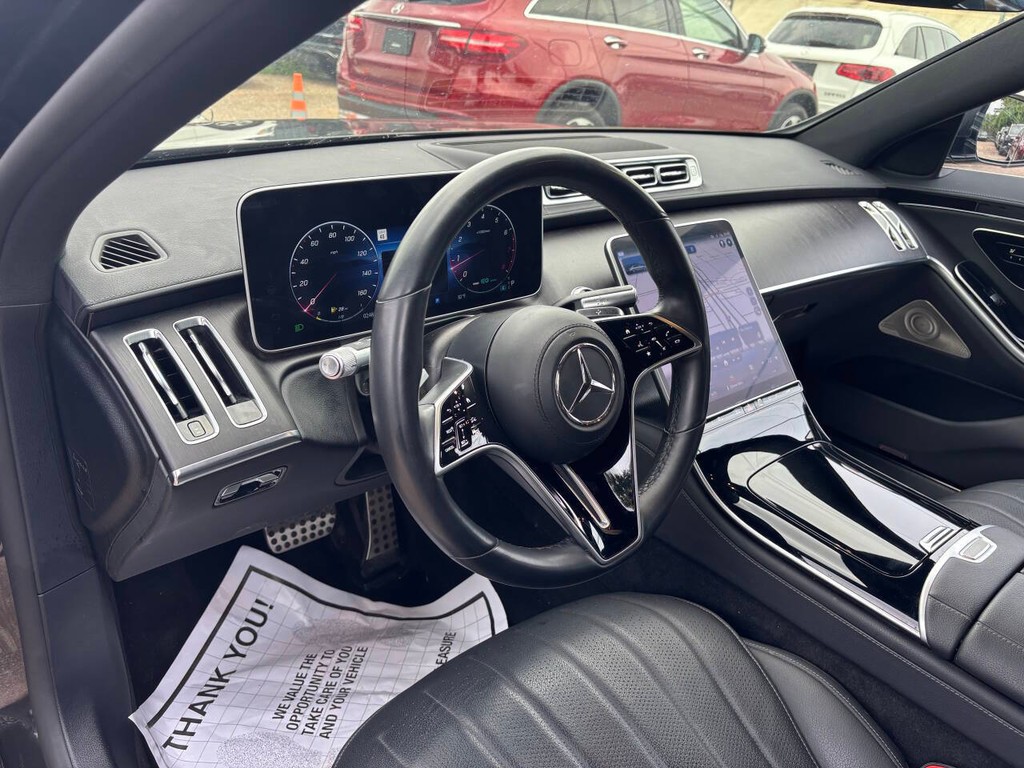 Mercedes-Benz S-Class Vehicle Full-screen Gallery Image 07