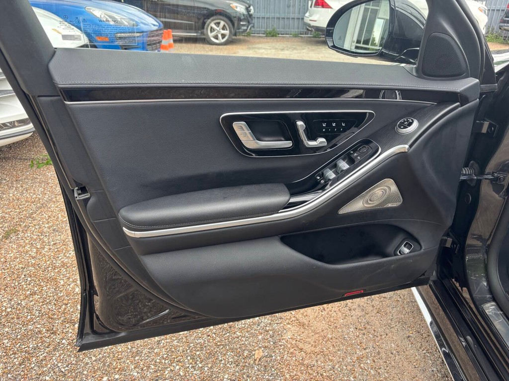 Mercedes-Benz S-Class Vehicle Full-screen Gallery Image 09