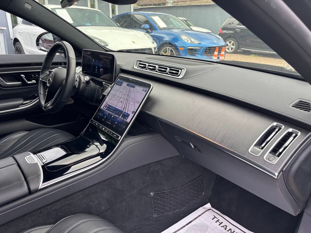 Mercedes-Benz S-Class Vehicle Full-screen Gallery Image 10