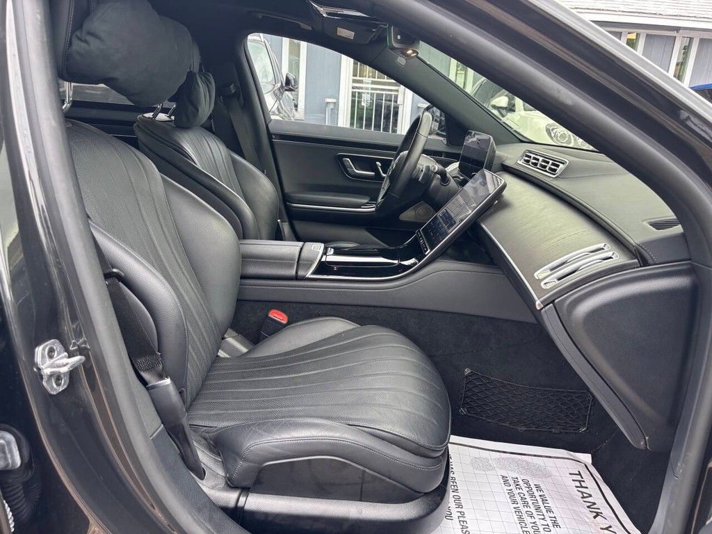 Mercedes-Benz S-Class Vehicle Full-screen Gallery Image 11