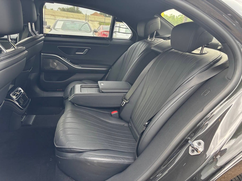 Mercedes-Benz S-Class Vehicle Full-screen Gallery Image 13