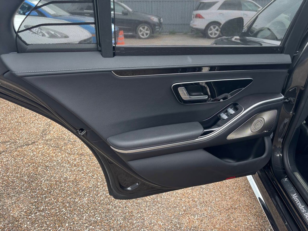 Mercedes-Benz S-Class Vehicle Full-screen Gallery Image 14