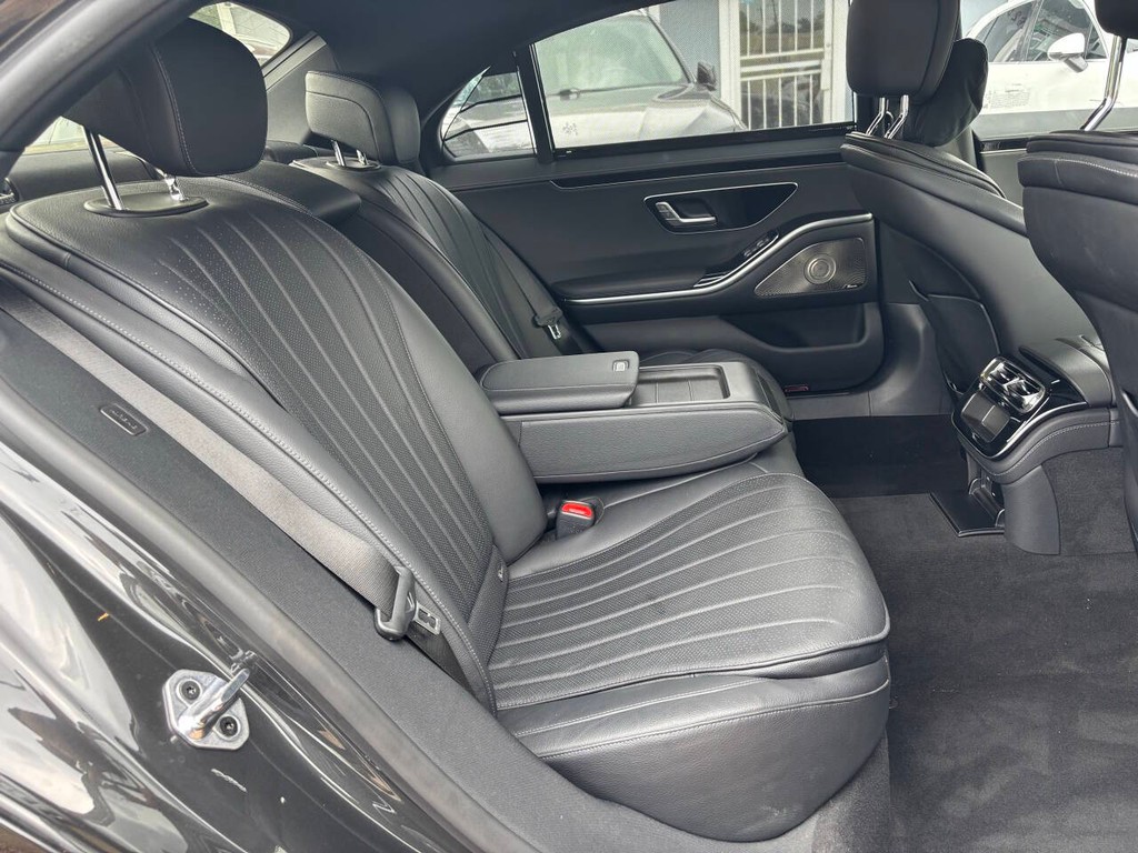 Mercedes-Benz S-Class Vehicle Full-screen Gallery Image 15