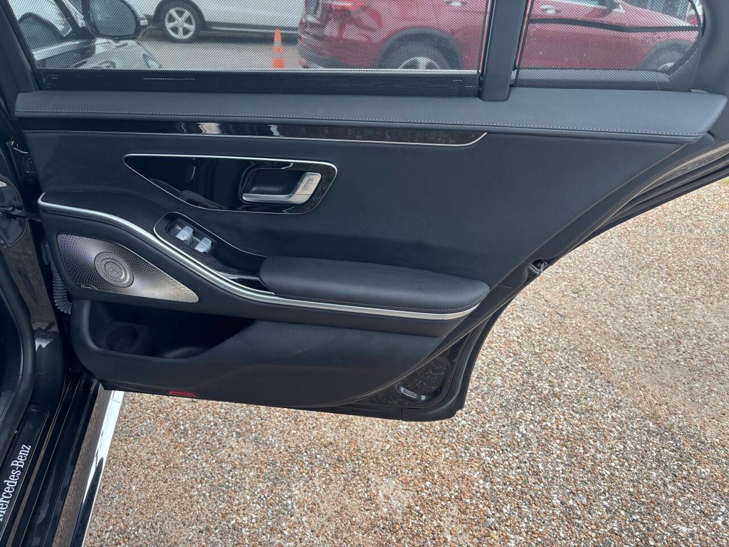 Mercedes-Benz S-Class Vehicle Full-screen Gallery Image 16