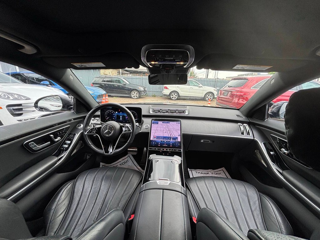 Mercedes-Benz S-Class Vehicle Full-screen Gallery Image 17
