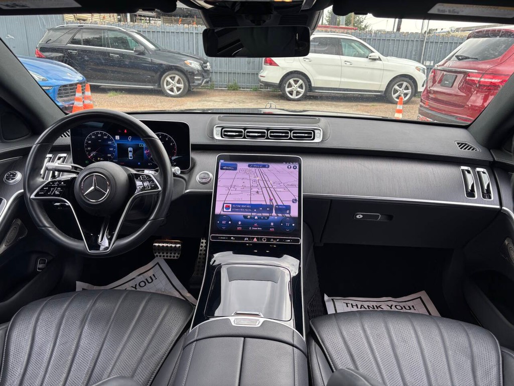 Mercedes-Benz S-Class Vehicle Full-screen Gallery Image 18