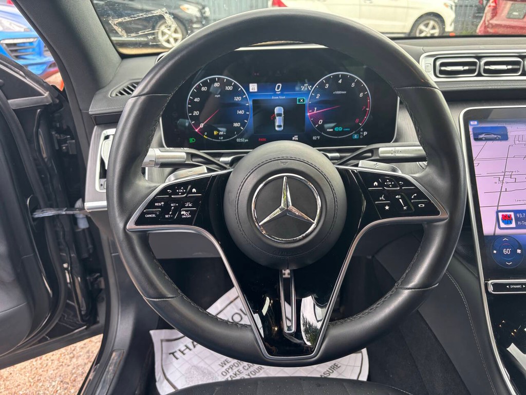 Mercedes-Benz S-Class Vehicle Full-screen Gallery Image 25