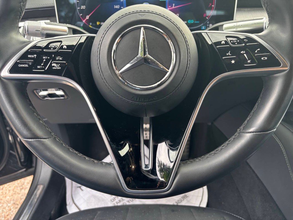 Mercedes-Benz S-Class Vehicle Full-screen Gallery Image 26