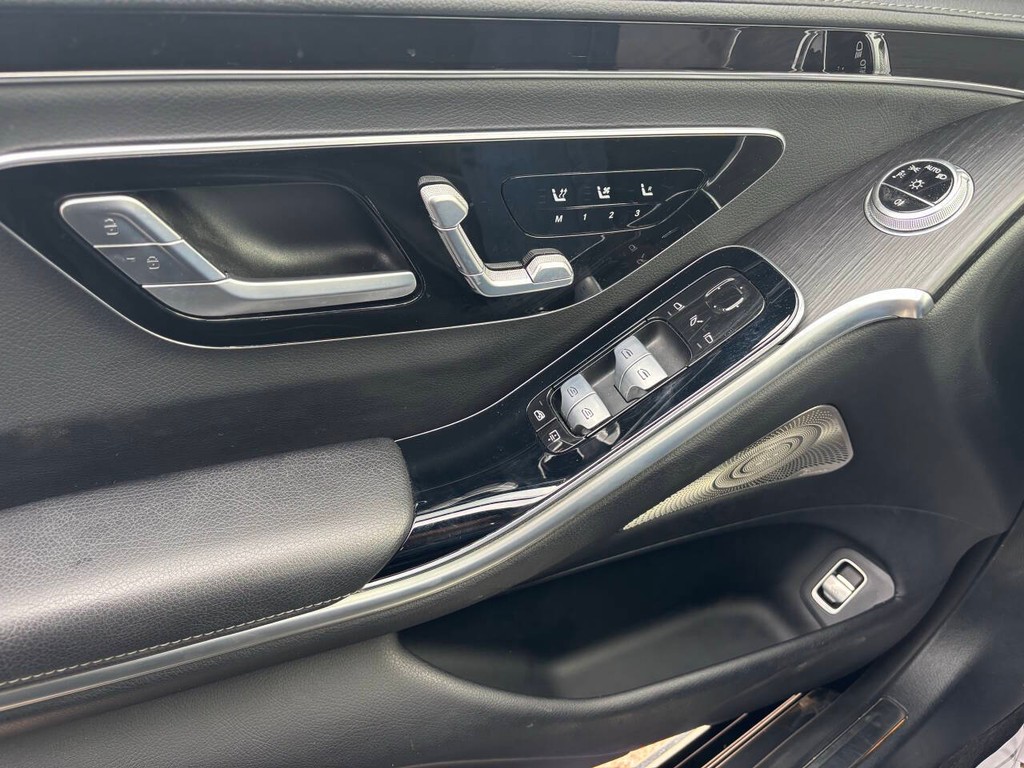 Mercedes-Benz S-Class Vehicle Full-screen Gallery Image 27