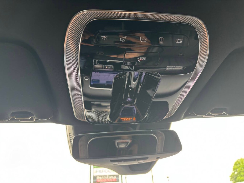 Mercedes-Benz S-Class Vehicle Full-screen Gallery Image 28