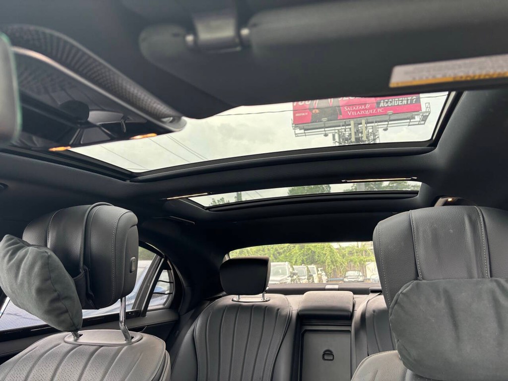 Mercedes-Benz S-Class Vehicle Full-screen Gallery Image 29
