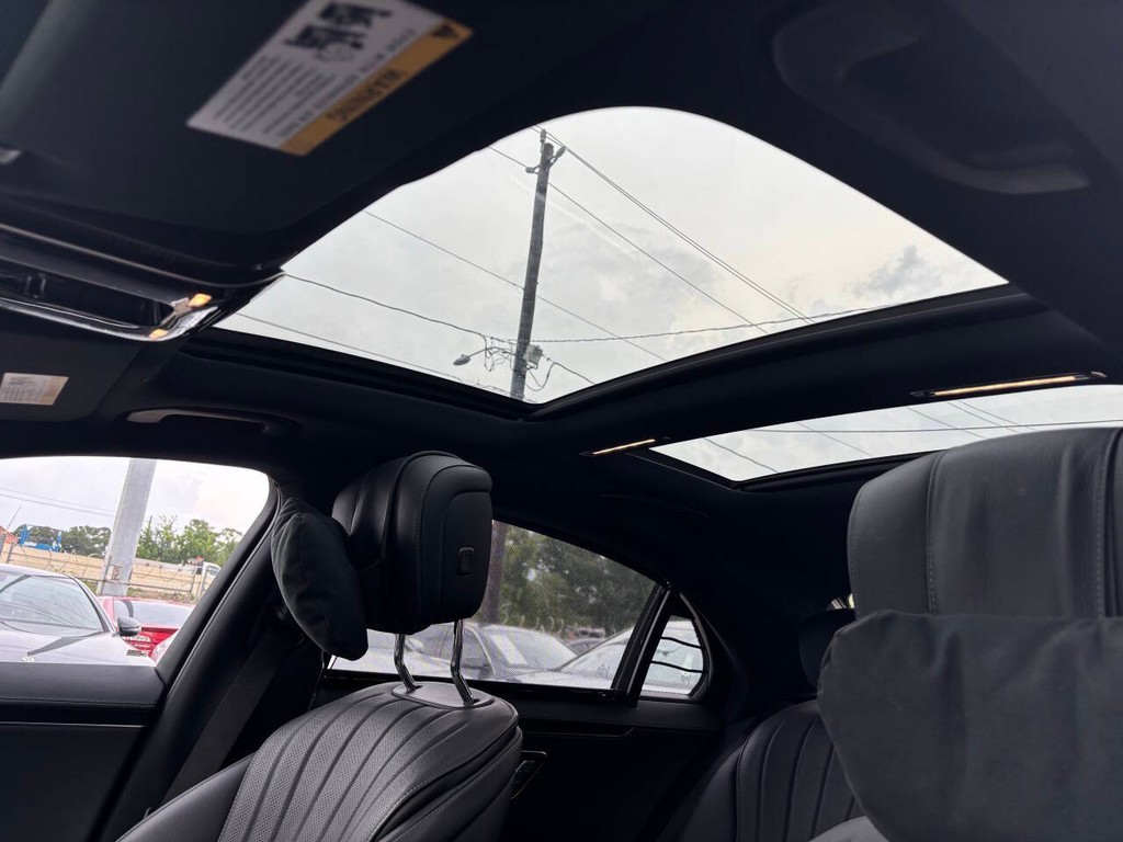Mercedes-Benz S-Class Vehicle Full-screen Gallery Image 30