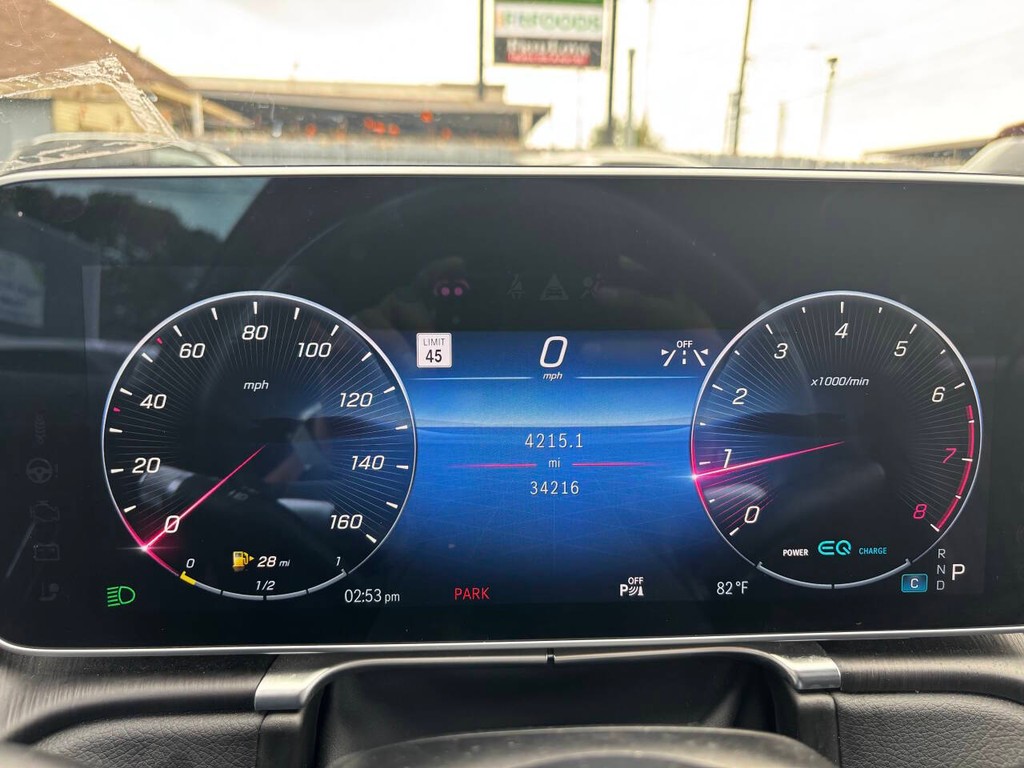 Mercedes-Benz S-Class Vehicle Full-screen Gallery Image 31