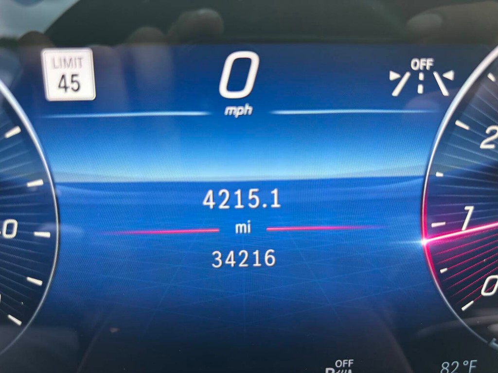 Mercedes-Benz S-Class Vehicle Full-screen Gallery Image 32