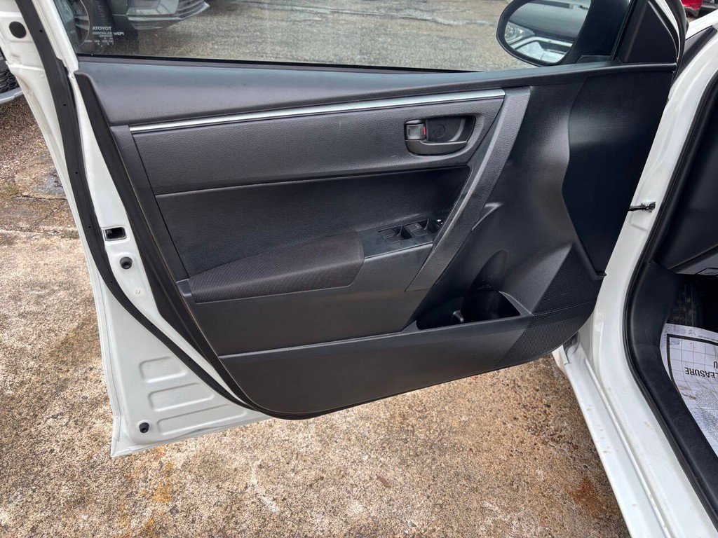 Toyota Corolla Vehicle Full-screen Gallery Image 09