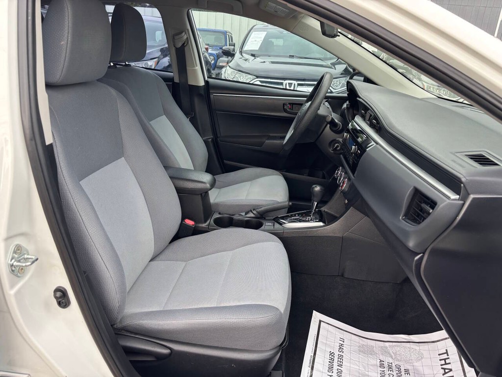 Toyota Corolla Vehicle Full-screen Gallery Image 11