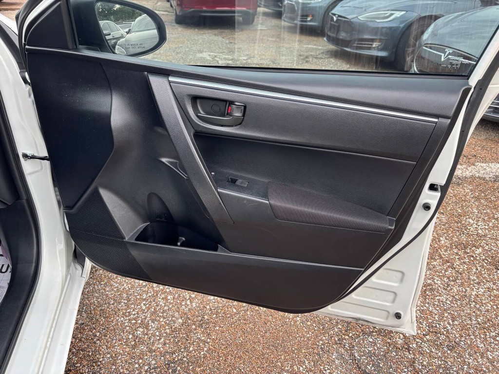 Toyota Corolla Vehicle Full-screen Gallery Image 12