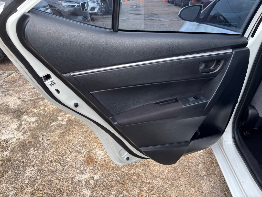 Toyota Corolla Vehicle Full-screen Gallery Image 14
