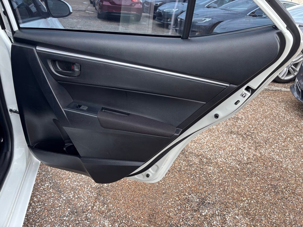 Toyota Corolla Vehicle Full-screen Gallery Image 16