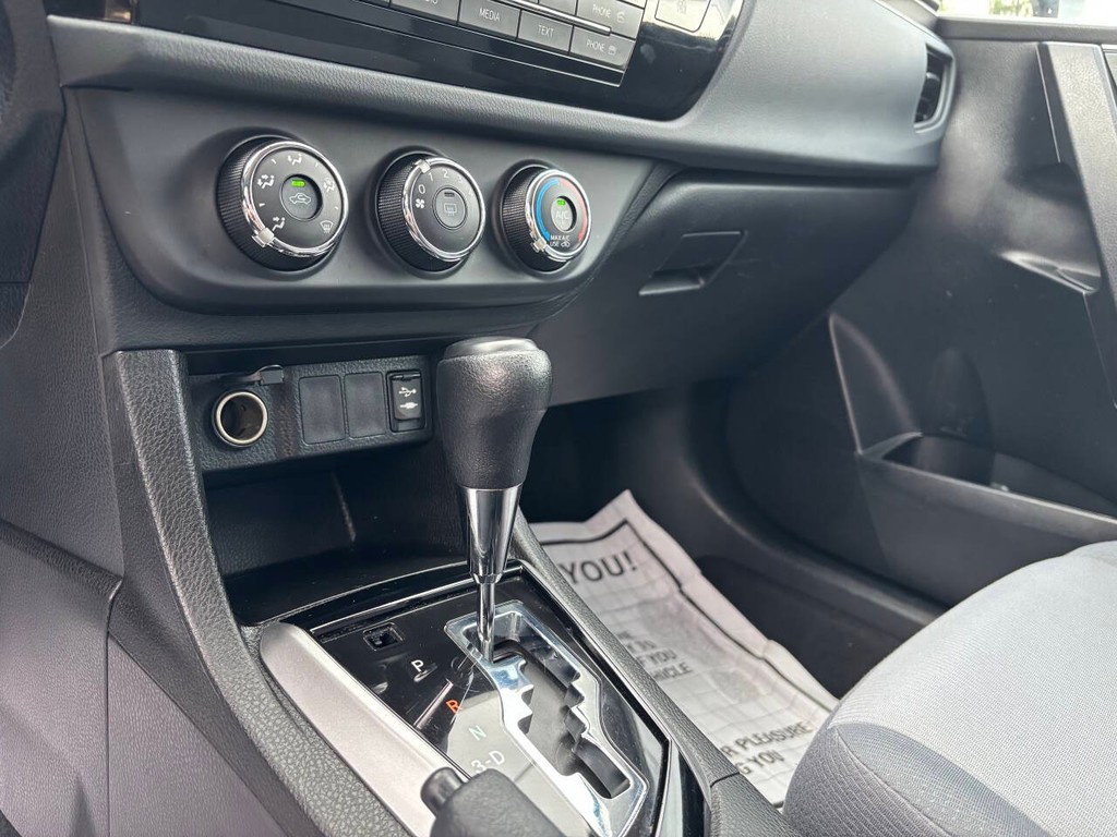 Toyota Corolla Vehicle Full-screen Gallery Image 20
