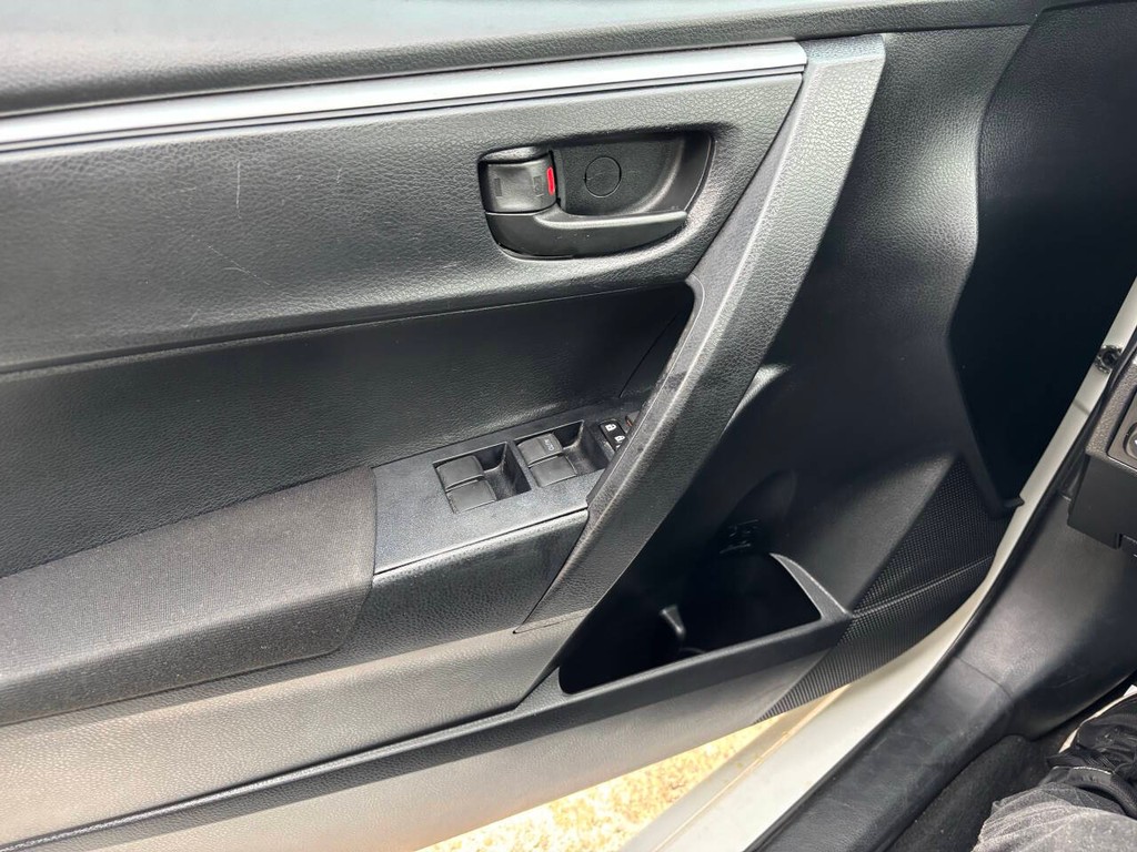 Toyota Corolla Vehicle Full-screen Gallery Image 24