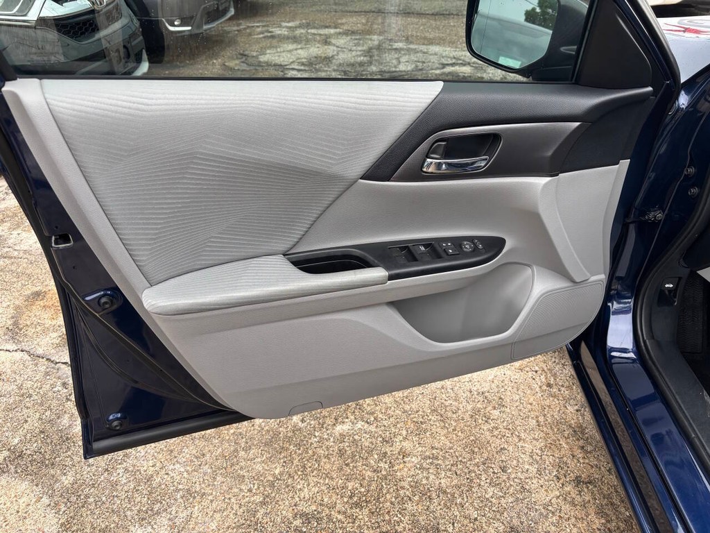 Honda Accord Sedan Vehicle Full-screen Gallery Image 10