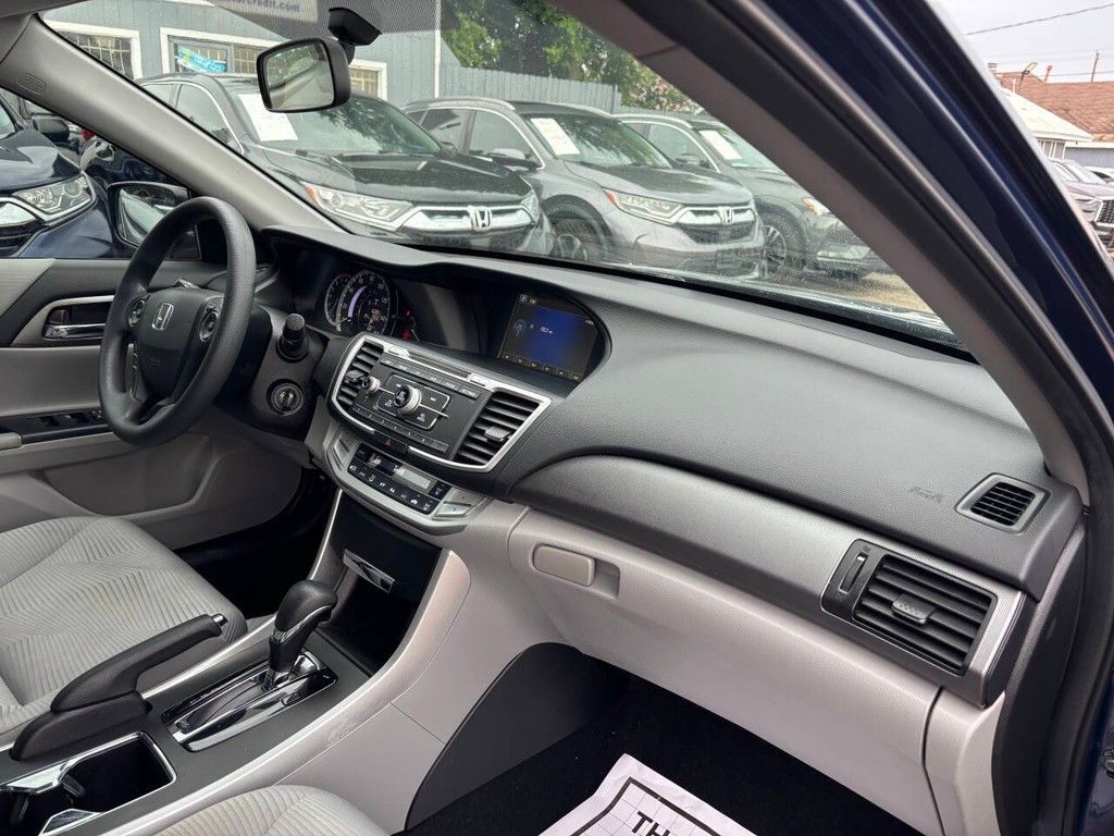 Honda Accord Sedan Vehicle Full-screen Gallery Image 11